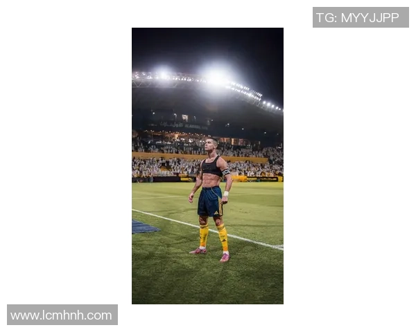 卡卡足球明星展现完美腹肌引领健身潮流的魅力与坚持