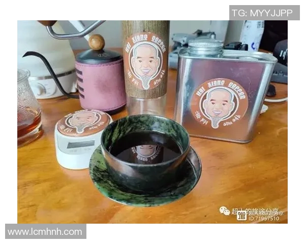 足球明星享受美食时刻火腿肠成为他们的独特选择与能量补给